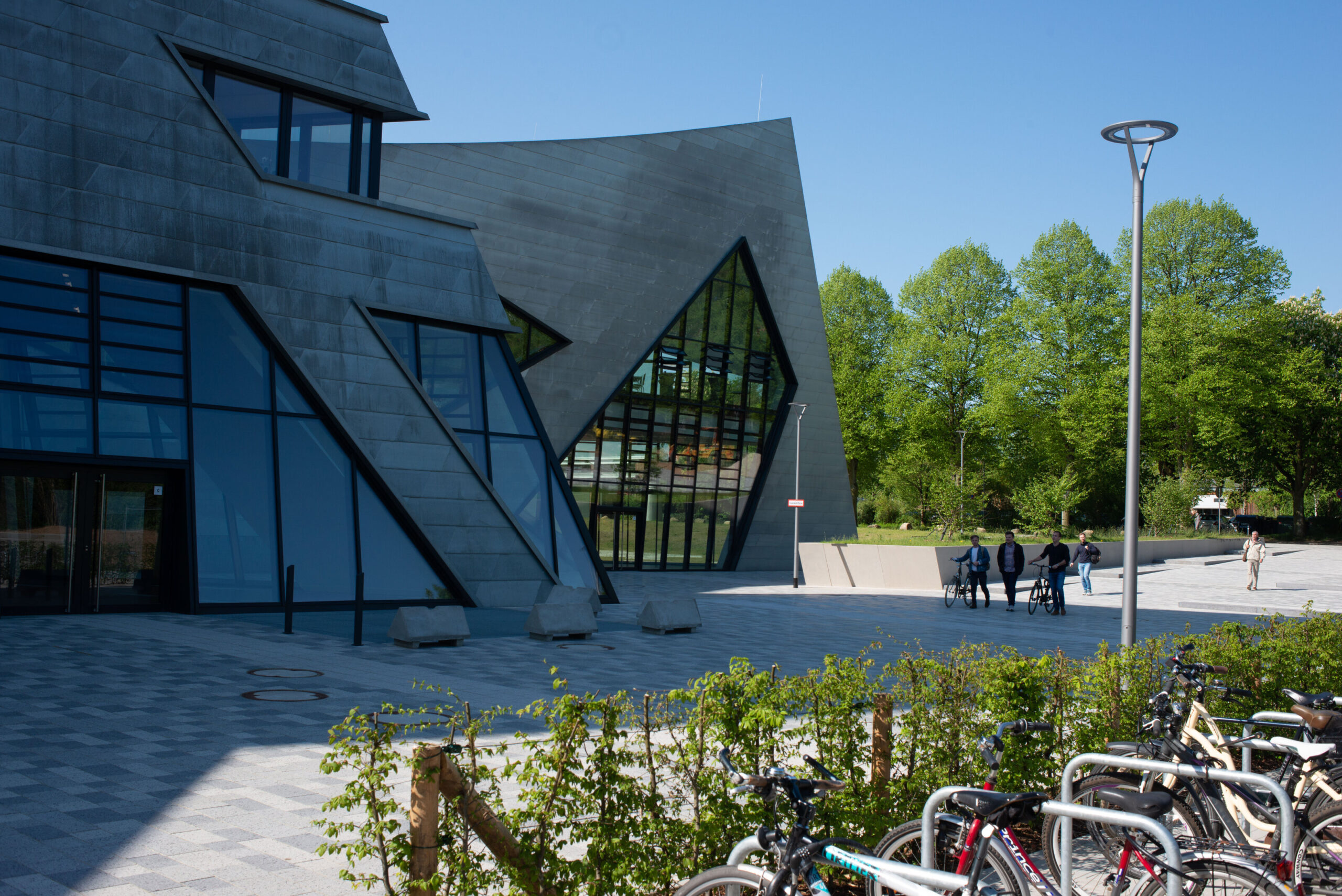 Leuphana Zentralgebäude mit Vorplatz